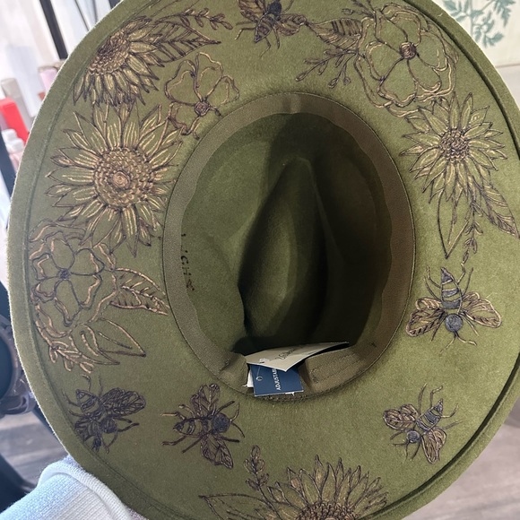 Wide brim hat